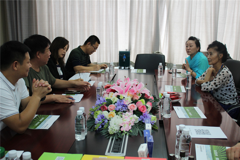 全國銀齡藝術專業委員會會長文風到岳氏集團參觀調研