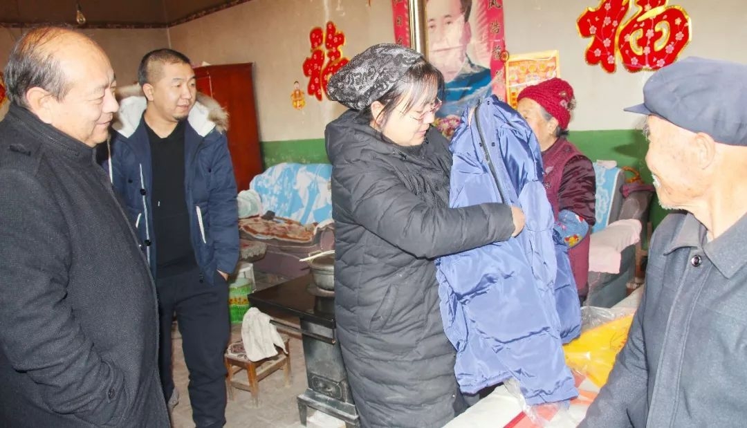 海原縣委暖冬行動之孤寡貧困老人“銀天使-老有所衣”愛心包發放