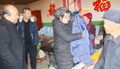 海原縣委暖冬行動之孤寡貧困老人“銀天使-老有所衣”愛心包發放